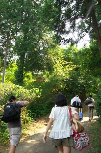 道場へと向かう一行