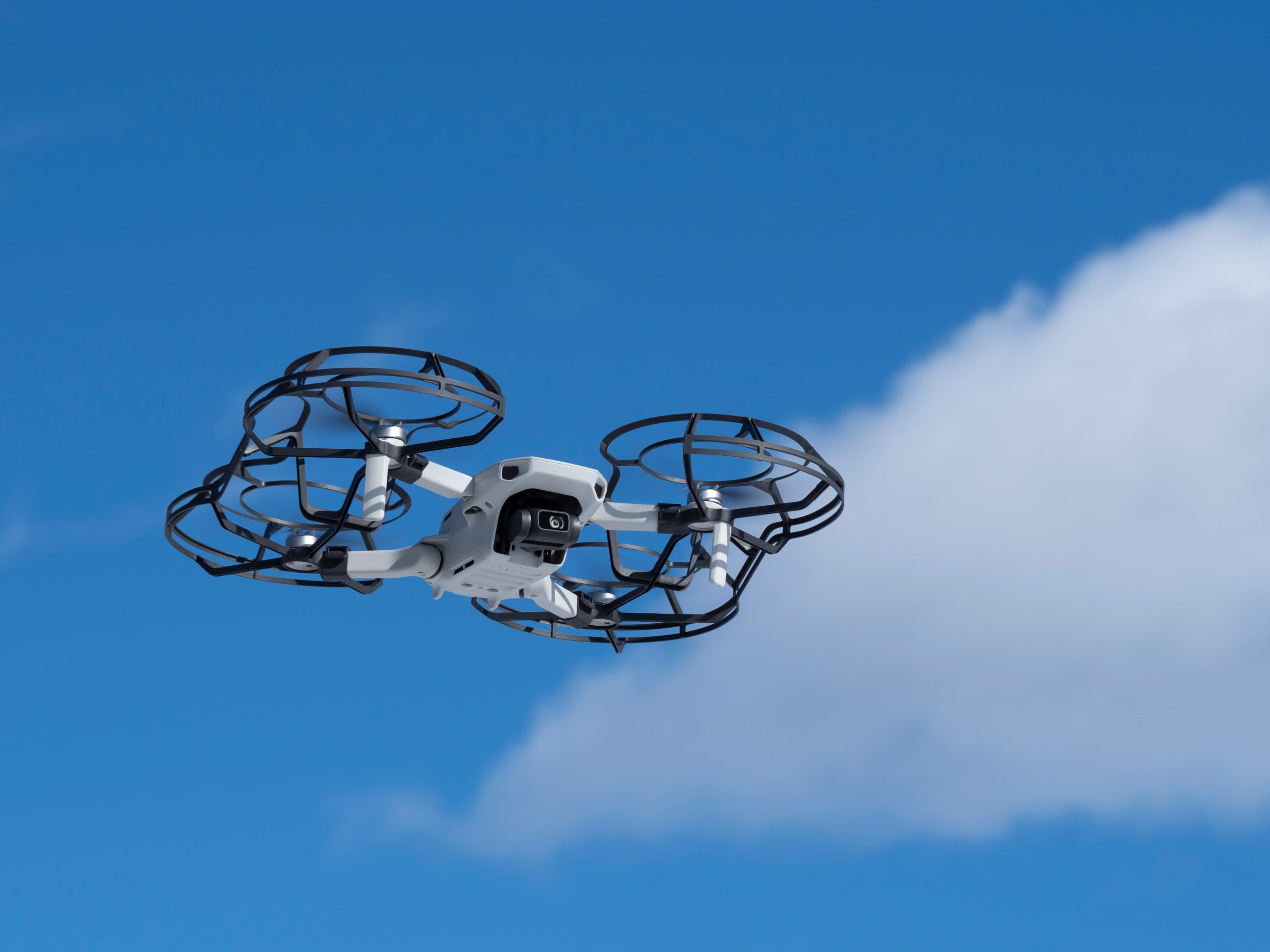 飛行しているドローン