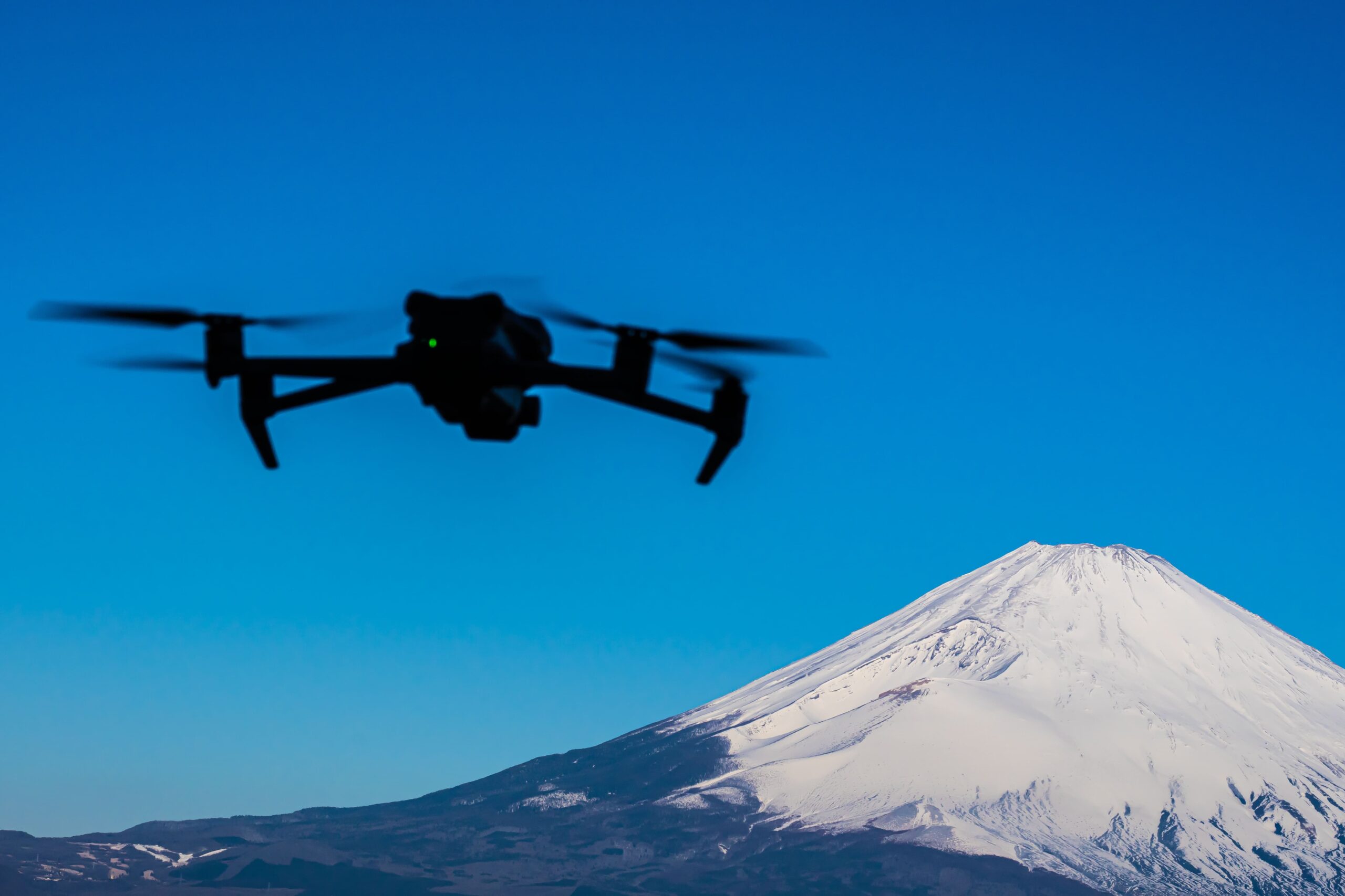 観光地を撮影しているドローン