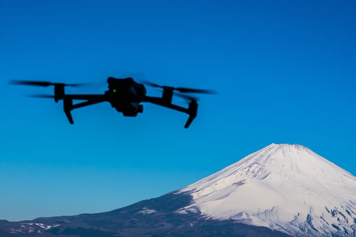 観光地を撮影しているドローン